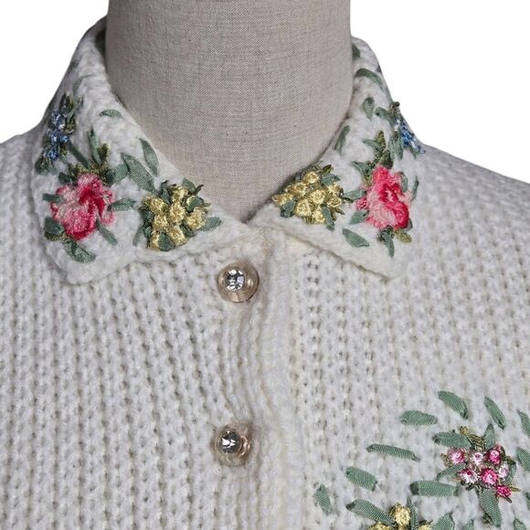 White Handknit Embroidered Collared Vintage Cardigan - Picture 2 of 9
